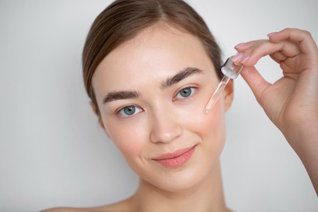 ¿Para qué sirve el sérum facial y cómo usarlo correctamente?
