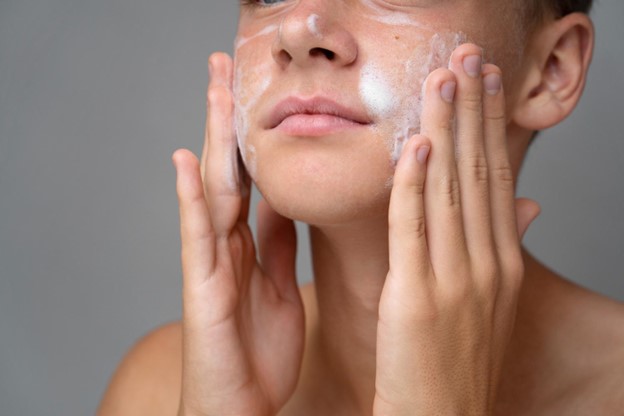 Cómo exfoliar la piel mixta de forma segura y efectiva